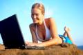 Frau surft mobile am Netbook