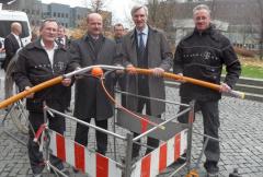 Brgermeister Andreas Schulz (2.v.l.) und Technik-Leiter Dr. Rdiger Caspari zusammen mit zwei Telekom-Technikern an der ersten Baugrube in Hennigsdorf. 