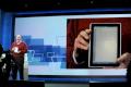 Steve Ballmer mit einem Tablet