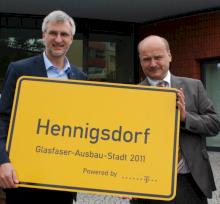 Dr. Rdiger Caspari von der Telekom (links) und Brgermeister Andreas Schulz freuen sich ber den abgeschlossenen Netzausbau in Hennigsdorf.