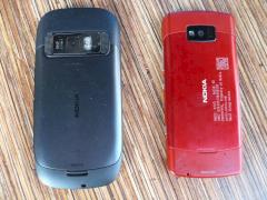 Nokia 701 und Nokia 700 Rckseiten.