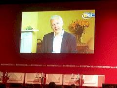 Julian Assange whrend der IFA-Videokonferenz