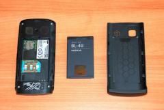 Geffnetes Nokia 500 mit Akku und schwarzem Deckel