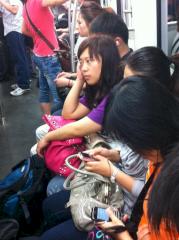 Smartphone-Nutzung in der U-Bahn Shanghai