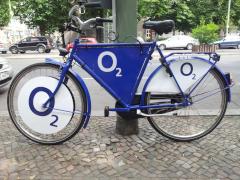 o2-Werbung auf einem Fahrrad