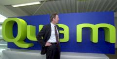 Vorstandsvorsitzender Ernst Folgmann vor dem Quam-Logo