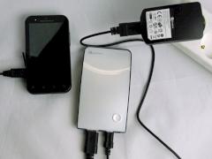 Netzteil und Smartphone gleichzeitig am Akkupack angeschlossen