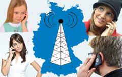 Telefonierende Menschen / Deutschlandkarte