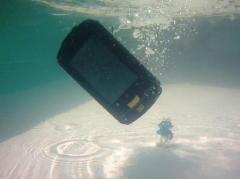 Nicht jedes Handy berlebt einen Sturz ins Wasser unbeschadet