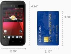 Der Grenvergleich: Das HTC Desire 200 und eine Kreditkarte.