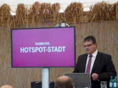 Dirk Backofen von der Telekom demonstriert die Hamburg Hotspot-Stadt