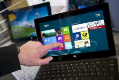 Microsoft setzt mit den Surface-Tablets (hier ein Pro im Bild) auf Touchscreen-Bedienung. Diese wird auch in kommenden Office-Produkten bercksichtigt. 