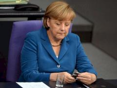 Merkel mit dem Slider-Handy Nokia 6210 Navigator