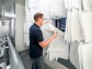 Strato-Mitarbeiter setzt Filtermatten in die Frischluftkhlung im Rechenzentrum ein.