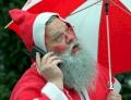 Dieser Weihnachtsmann knnte zu Weihnachten ein neues Handy gebrauchen.