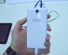 Das neue Spitzenmodell von Alcatel One Touch wirkt etwas  plastiklastig.