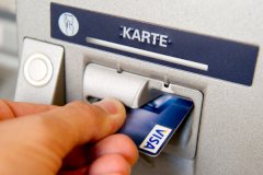 Der Geldautomat knnte bald weniger gefragt sein, wenn sich die neuen Bezahlverfahren durchsetzen.