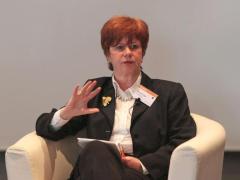 Dr. Iris Henseler-Unger spricht auf dem Euroforum TK-Gipfel 2014 in Dsseldorf als Privatperson