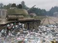 Panzer im Kampf gegen Raubkopien: Hier werden illegale Raubkopien auf CD in China vernichtet.
