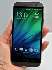 Das HTC One (M8) liegt gut in der Hand.