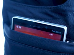 Ein Lumia-Smartphone in der Hosentasche
