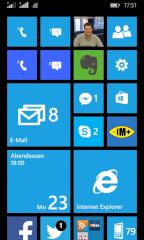 Homescreen des Nokia Lumia 630 DS mit S-Meter, Telefon- und SMS-Kachel fr beide SIM-Karten