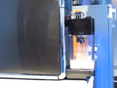 Milchbehlter des App-gesteuerten Kaffeevollautomaten