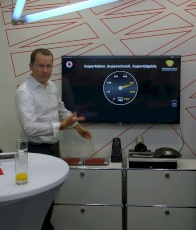 Lorenz Glatz prsentiert einen Live-Test, bei dem Kabel Deutschland 1 GBit/s erreicht.