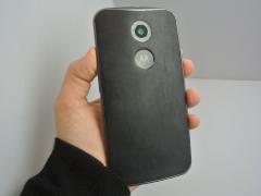 Motorola Moto X (2.Generation): Rckseite aus Leder und kreisrunder Blitz um die Kamera