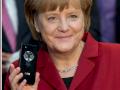 Auch die Chefin hat sich gegen das Samsung-Handy entschieden: Angela Merkel nutzt das umgebaute Z10.