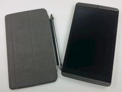 Tablet und Flip-Cover ziehen sich gegenseitig an