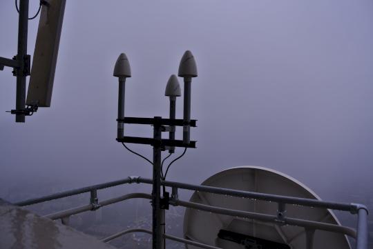 Eine GPS-Antenne am Fernsehturm