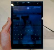 Das Jolla-Tablet ist mit seinem 7,85-Zoll-Touchscreen noch recht handlich.