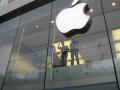 Mitarbeiter im Frankfurter Apple Store begren die auf den iPad-Verkaufsstart wartenden Fans