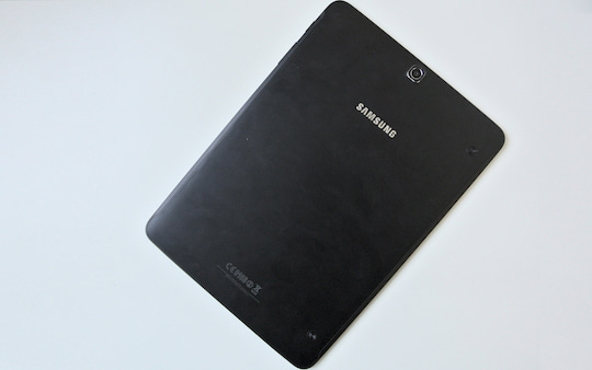 Galaxy Tab S2: Die Rckseite aus Kunststoff ist leicht gummiert