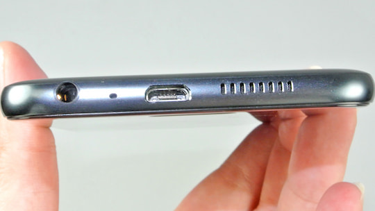 Eine kurze Seite des HTC One A9 mit dem Micro-USB-2.0-Port