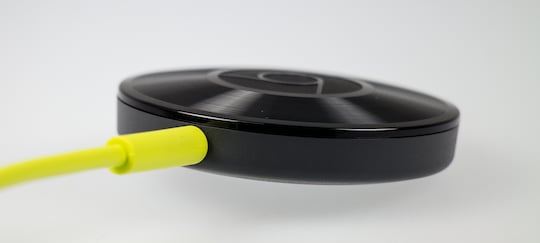 Der Chromecast Audio imitiert die Optik einer Vinyl-Schallplatte.