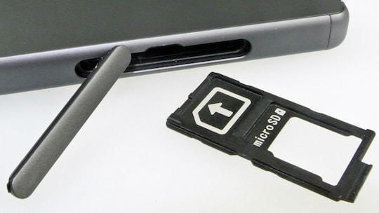 Der SIM-Karten-Schacht beim Xperia Z5 im Test