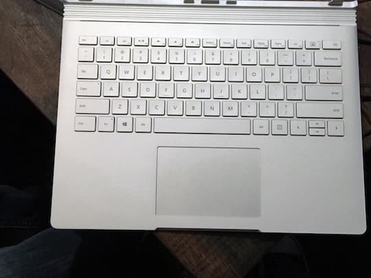 Ausladende Schreibflche bei der Surface-Book-Tastatur 