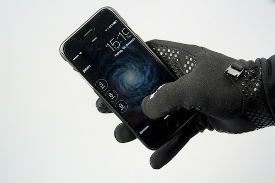 Handschuh am Smartphone