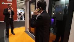 Enhanced Voice Service mit zwei Smartphones auf dem MWC