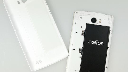 Dual-SIM- und microSD-Slot; der Akku ist beim Neffos C5 wechselbar