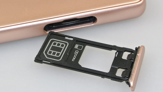 Der microSD- und Nano-SIM-Kartenslot beim Xperia X im Test