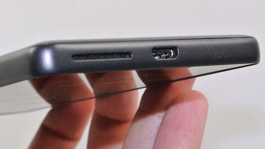 Sony Xperia E5 im Test: Mono-Lautsprecher und USB-Port
