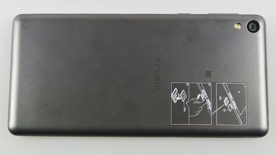 Der Akku des Sony Xperia E5 berzeugt im Test nicht