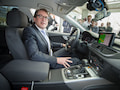 Bundesverkehrsminister Alexander Dobrindt sitzt in einem selbstfahrenden Audi A7.