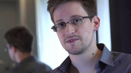 Erst durch Edward Snowden ist der Welt klar geworden, wie weit staatliche berwachung und Spionage geht. Doch Smartphones, gerade von Apple, galten trotzdem lange Zeit als sehr sicher. Ein Irrtum?