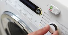 Der Ariel Dash Button von Amazon an der Waschmaschine