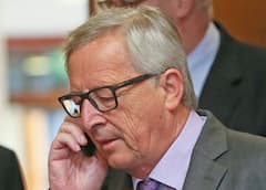 EU-Kommissionsprsident Jean-Claude Juncker telefoniert mit seinem Handy.
