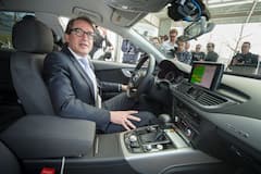 Bundesverkehrsminister Alexander Dobrindt (CSU) testet am 10.04.2015 in Ingolstadt (Bayern), auf dem Fahrersitz sitzend, einen selbstfahrenden Audi.